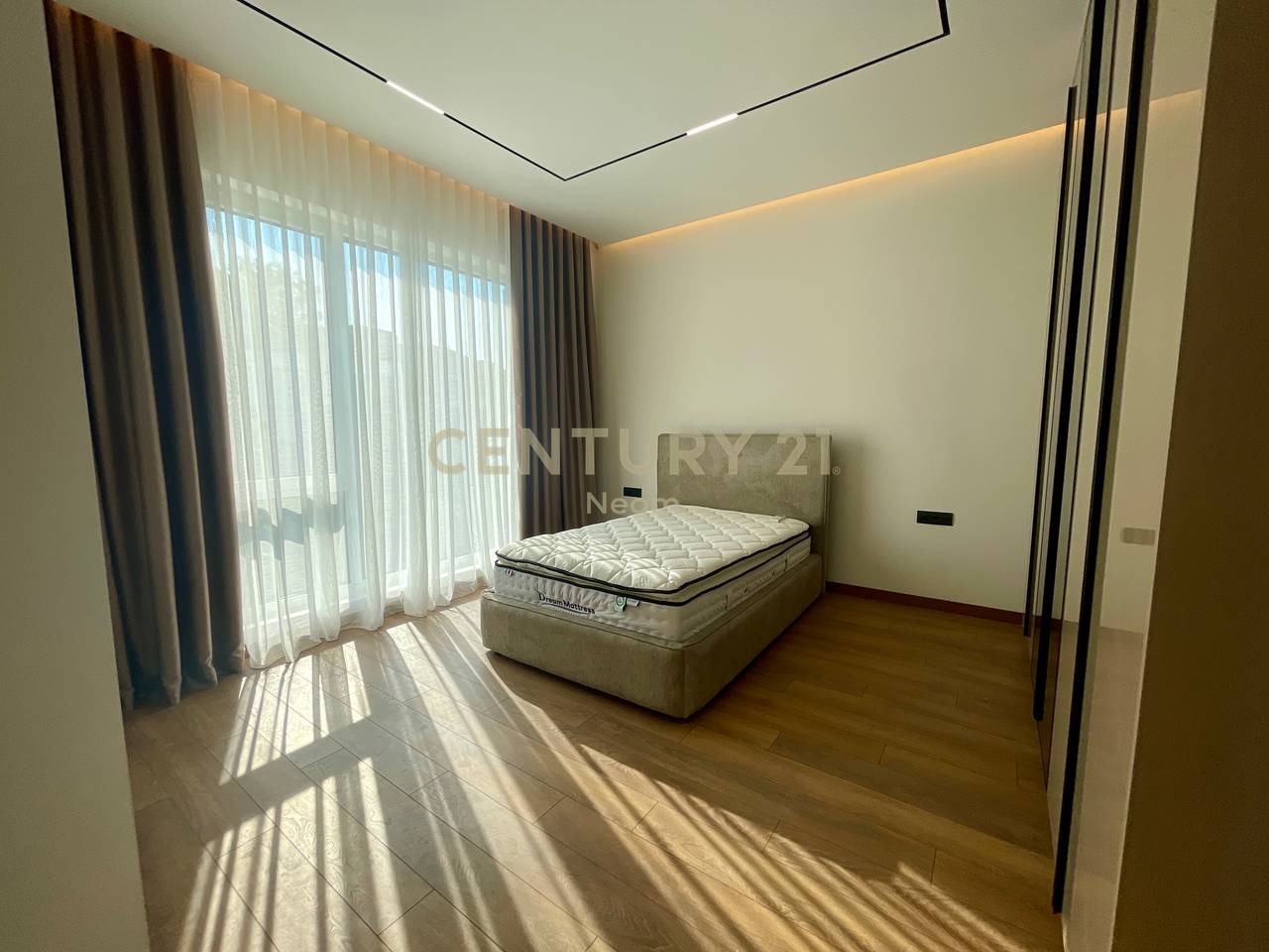 QIRA, VILE E BASHKENGJITUR TE REZIDENCA FOREST, LIQENI I THATE!