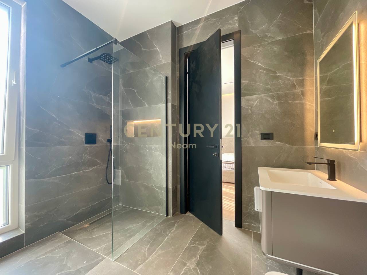 QIRA, VILE E BASHKENGJITUR TE REZIDENCA FOREST, LIQENI I THATE!