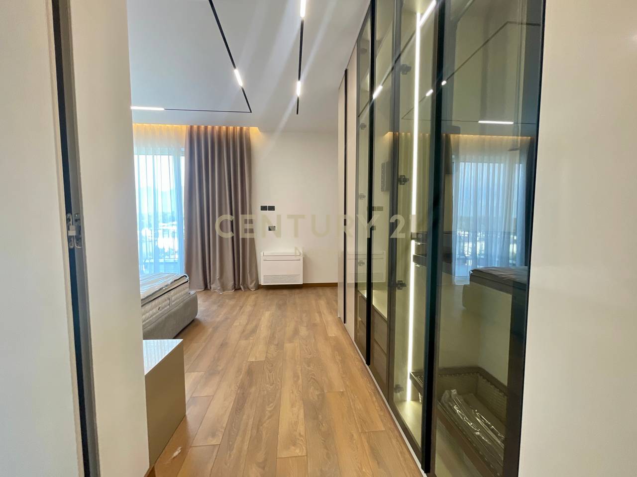 QIRA, VILE E BASHKENGJITUR TE REZIDENCA FOREST, LIQENI I THATE!