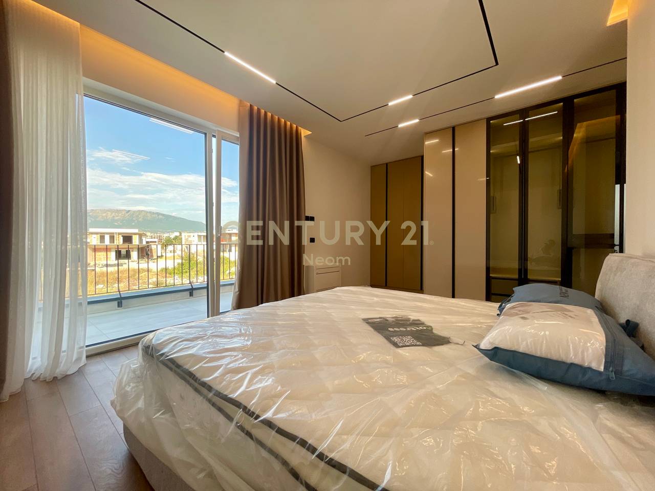 QIRA, VILE E BASHKENGJITUR TE REZIDENCA FOREST, LIQENI I THATE!