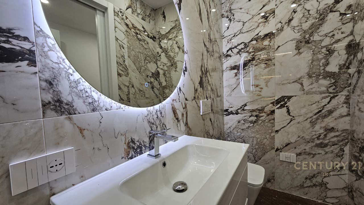 APARTAMENT ME QERA 2+1+2 NË QENDËR.