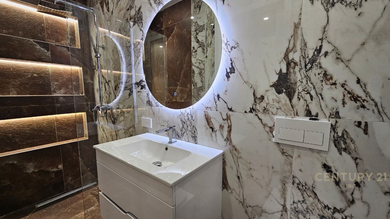 APARTAMENT ME QERA 2+1+2 NË QENDËR.