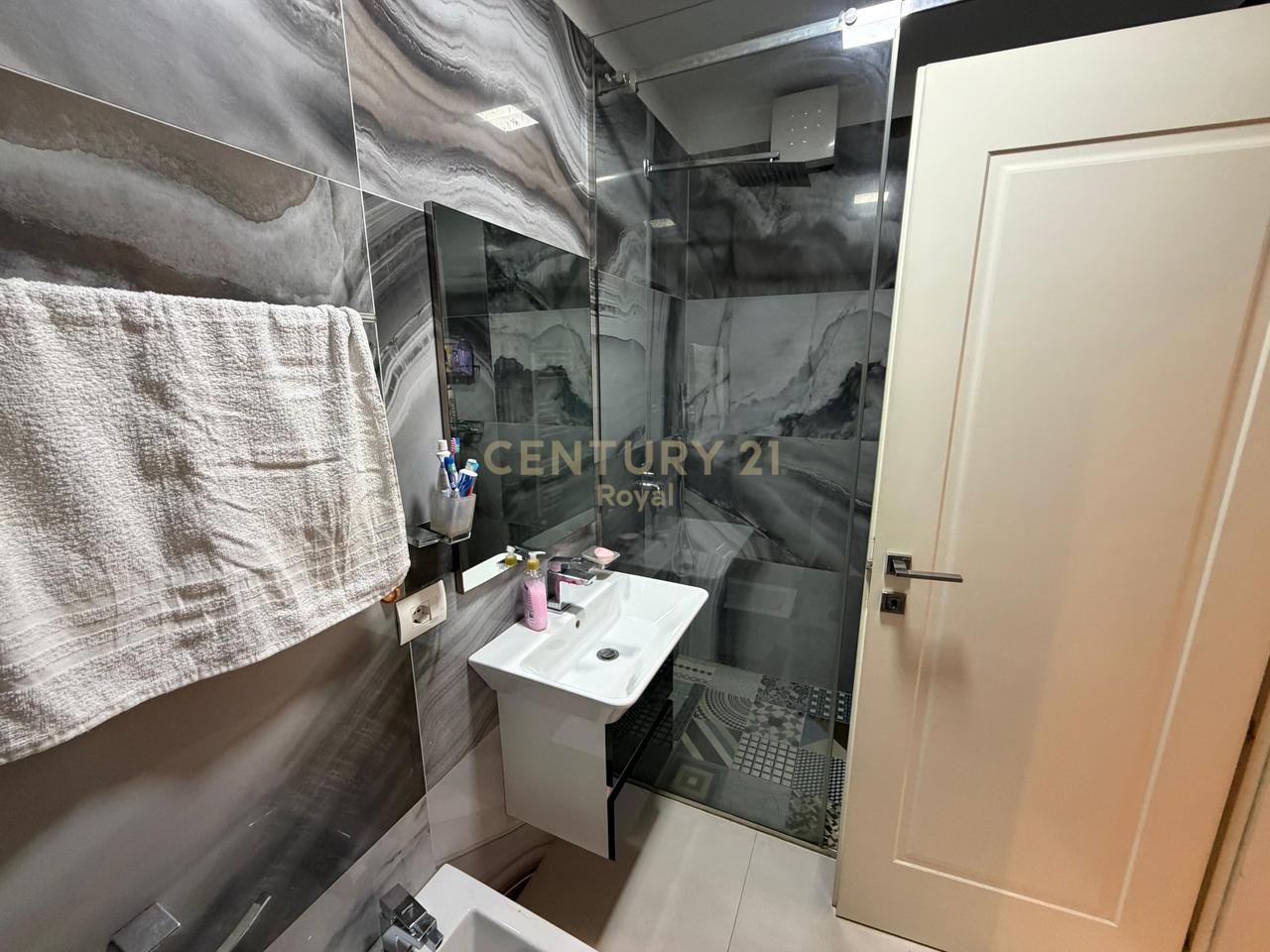 Shitet apartament i mobiluar 3+1+2 ne Ali Dem prane Rossman&Lala