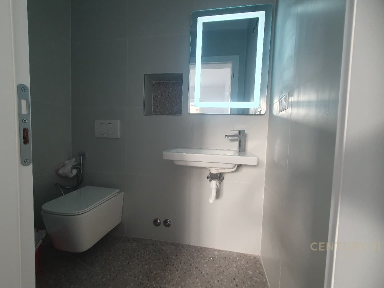 JEPET AMBIENT 2+1+2 PER QIRA TE MINE PEZA!