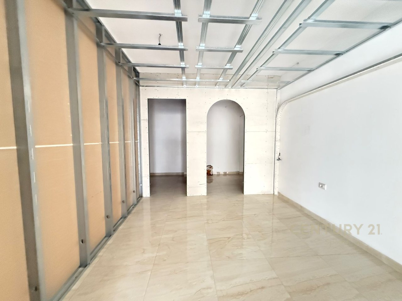 Negozio in vendita al primo piano, accanto alla strada principale a Bathore!!