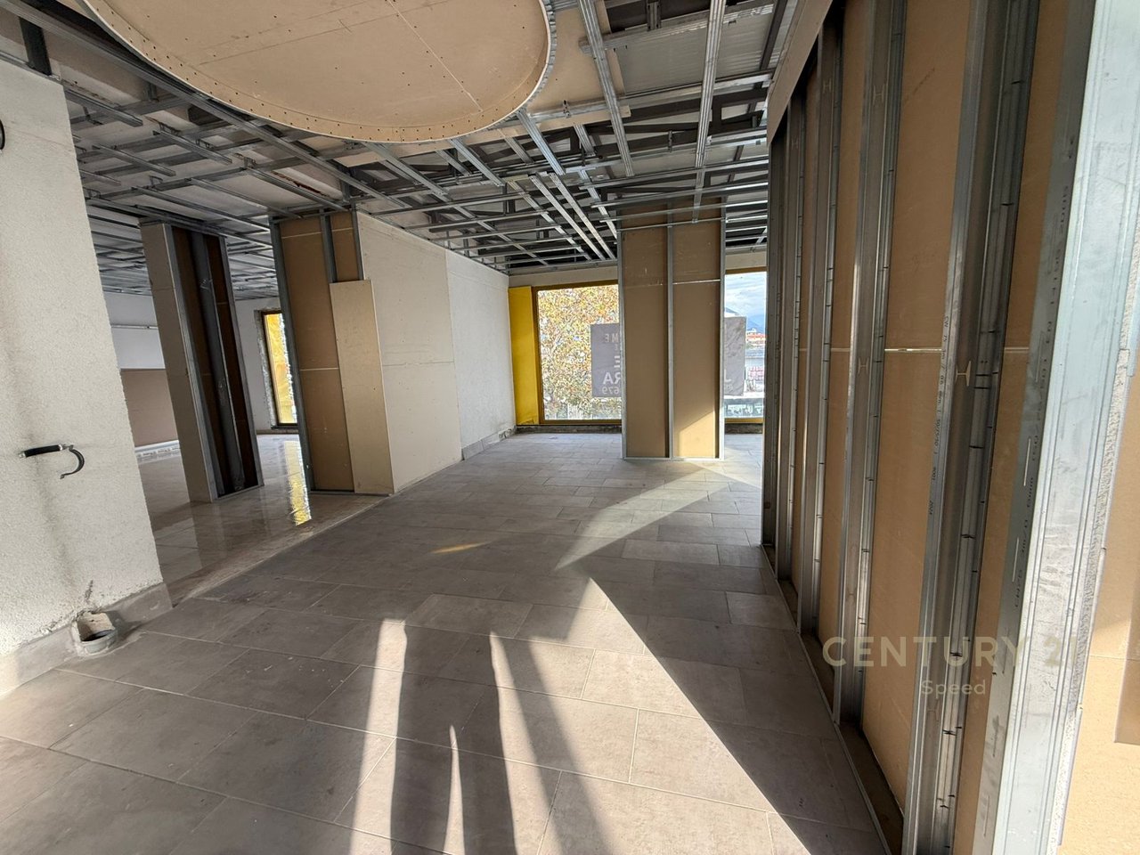 Negozio in vendita al primo piano, accanto alla strada principale a Bathore!!