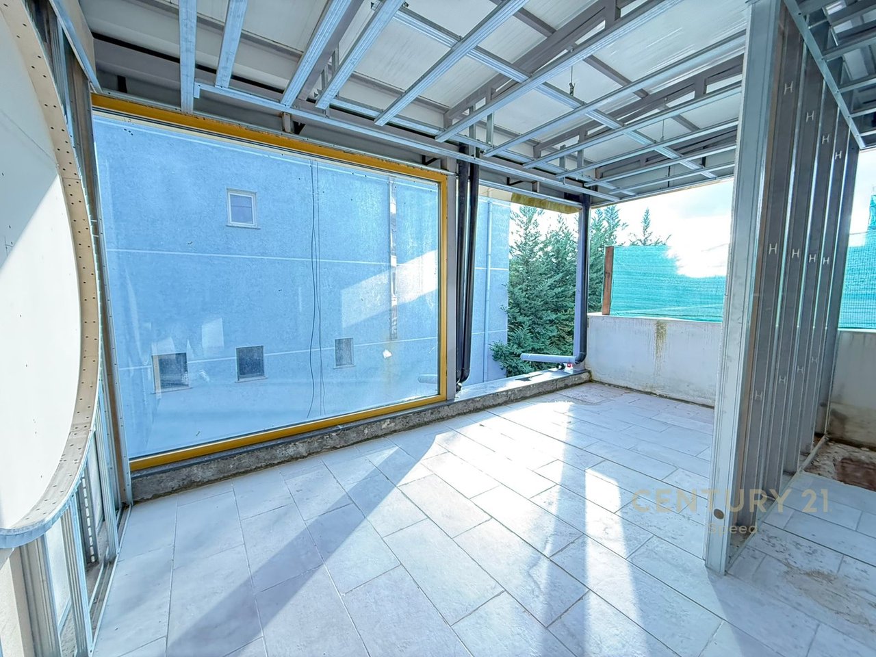 Negozio in vendita al primo piano, accanto alla strada principale a Bathore!!