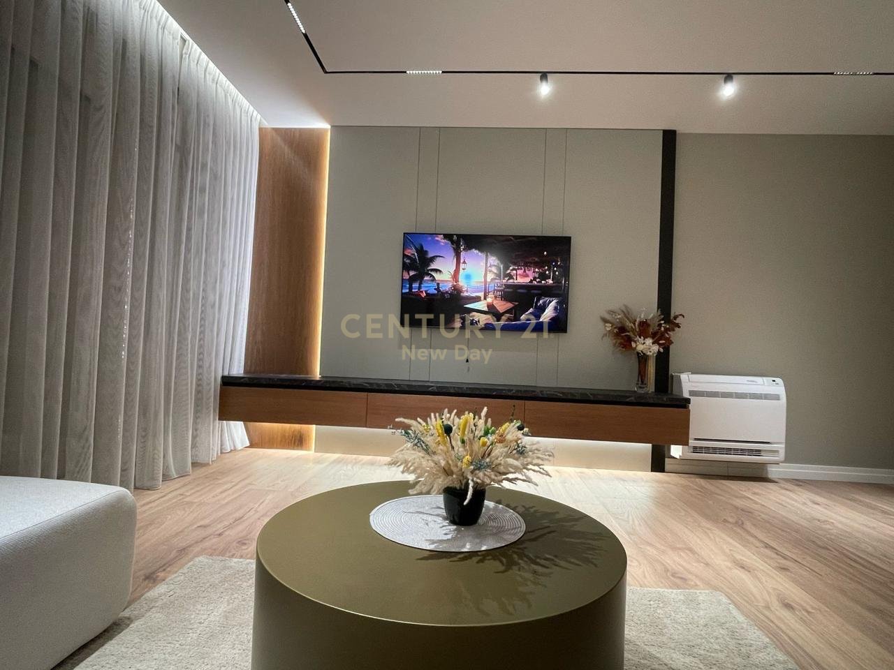 Jepet apartament 1+1 me qira ne plazh!