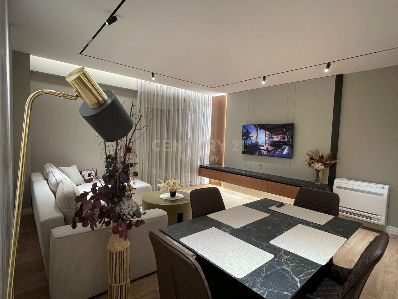 Jepet apartament 1+1 me qira ne plazh!