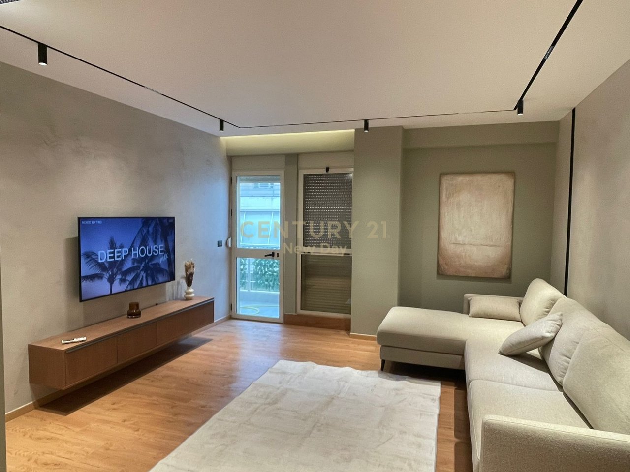 Jepet apartament 1+1 me qira ne plazh!