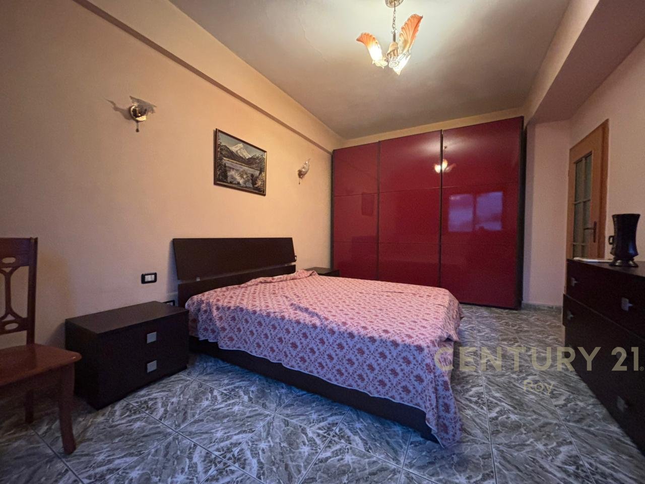 JAPIM ME QIRA APARTAMENT 3+1 PRANE TREGU FRUTA - PERIMEVE!