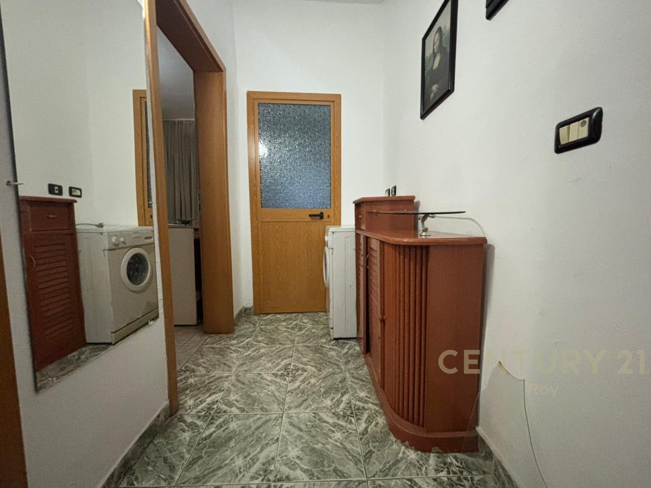 JAPIM ME QIRA APARTAMENT 3+1 PRANE TREGU FRUTA - PERIMEVE!