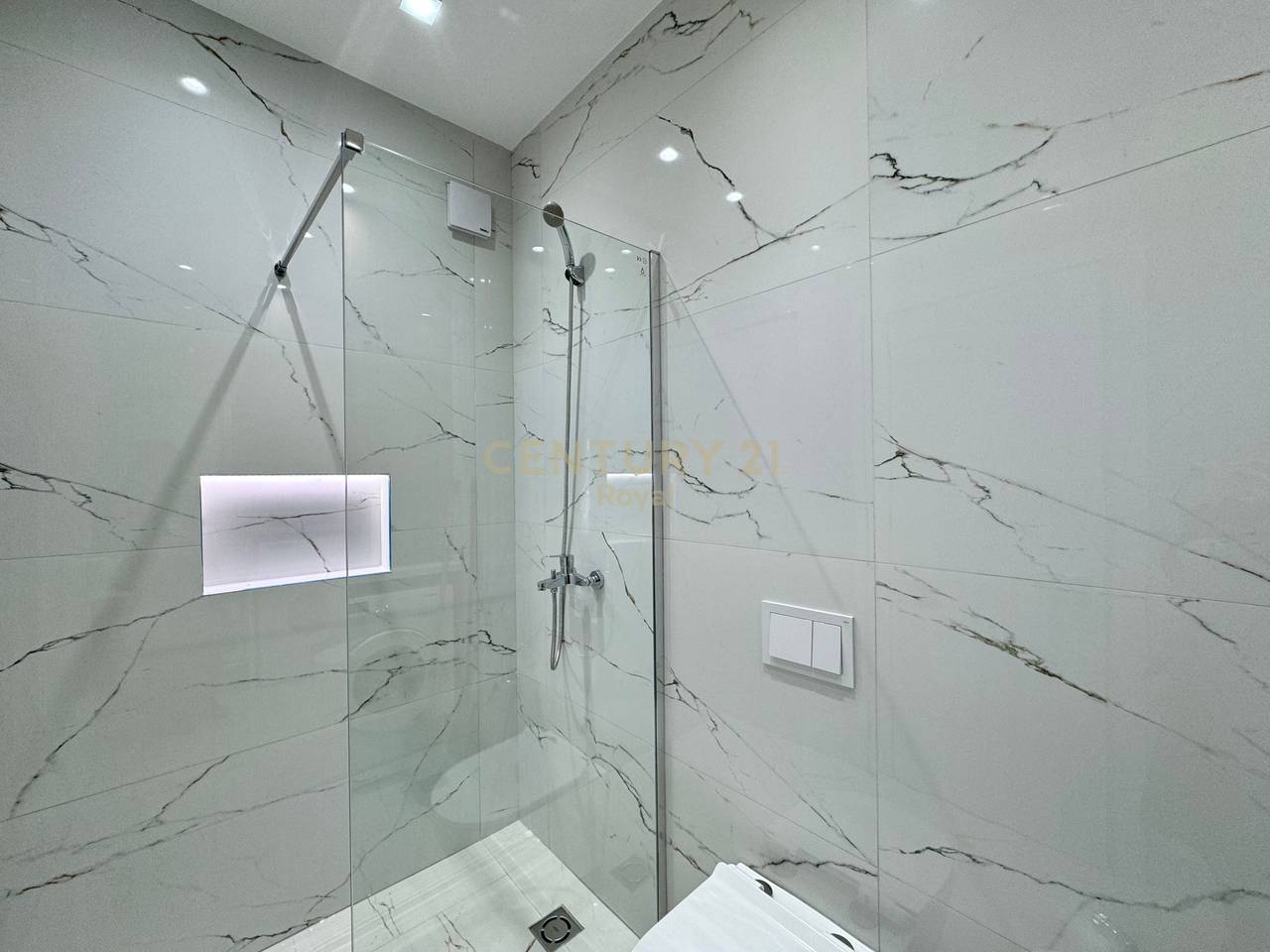 Appartamento 2+1 in affitto in via Mine Peza, nella Golden Tower Residence Tirana - 1100€ | 93,7 m²