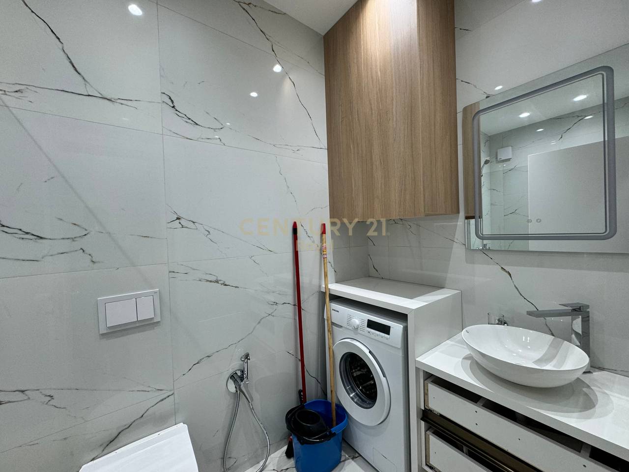 Appartamento 2+1 in affitto in via Mine Peza, nella Golden Tower Residence Tirana - 1100€ | 93,7 m²