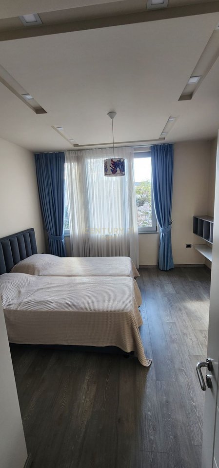 VILE PER QERA TEK LIQENI I TIRANES!!!