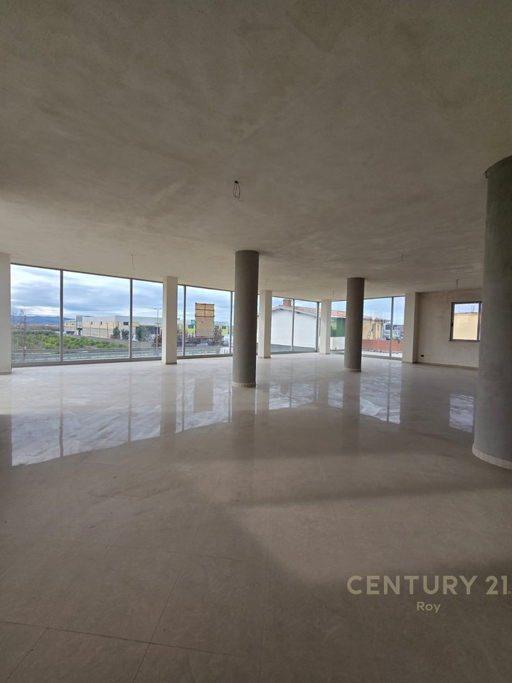 KAPANON EKSKLUZIV NË DALJE TË KAVAJËS – POZICION STRATEGJIK BUZË RRUGËS!