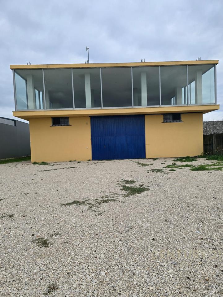 KAPANON EKSKLUZIV NË DALJE TË KAVAJËS – POZICION STRATEGJIK BUZË RRUGËS!