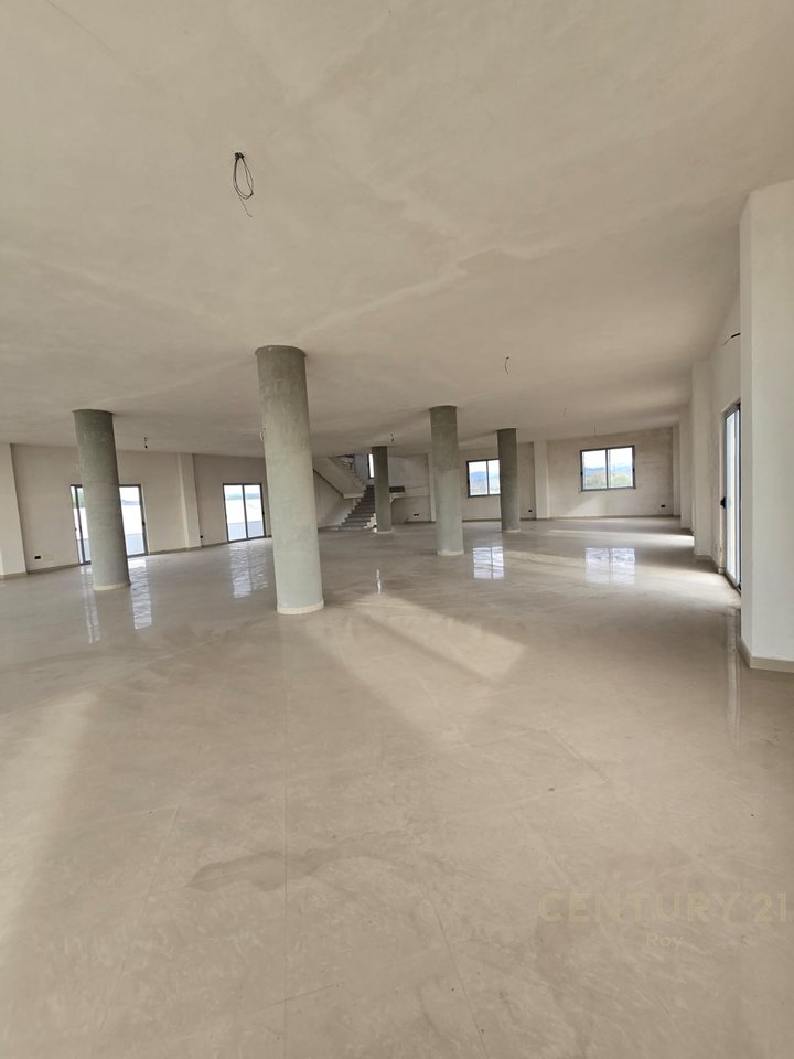 KAPANON EKSKLUZIV NË DALJE TË KAVAJËS – POZICION STRATEGJIK BUZË RRUGËS!