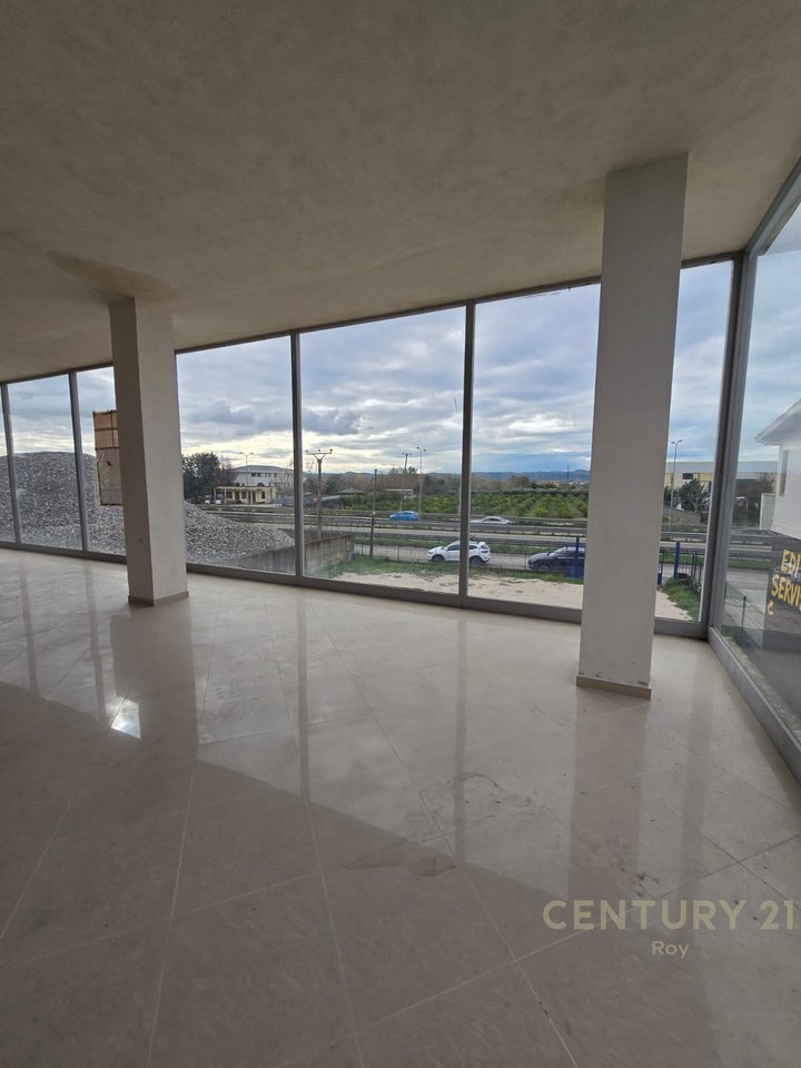 KAPANON EKSKLUZIV NË DALJE TË KAVAJËS – POZICION STRATEGJIK BUZË RRUGËS!