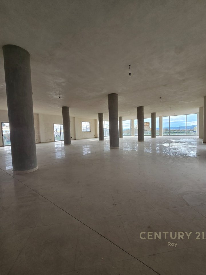 KAPANON EKSKLUZIV NË DALJE TË KAVAJËS – POZICION STRATEGJIK BUZË RRUGËS!