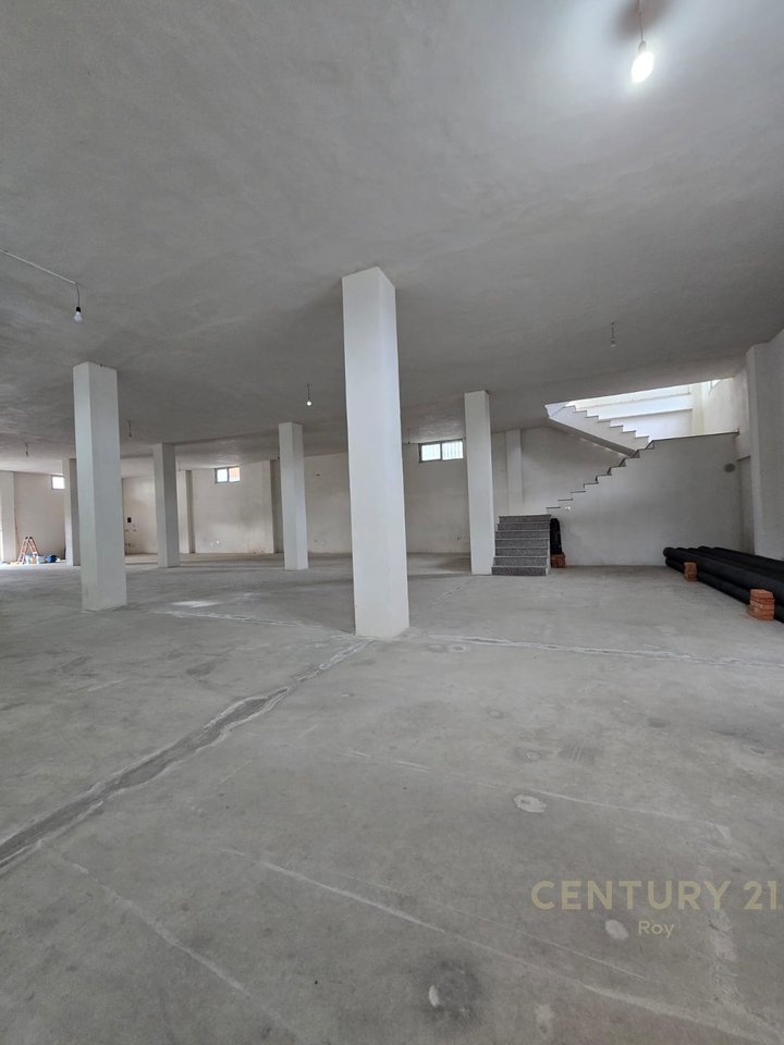 KAPANON EKSKLUZIV NË DALJE TË KAVAJËS – POZICION STRATEGJIK BUZË RRUGËS!