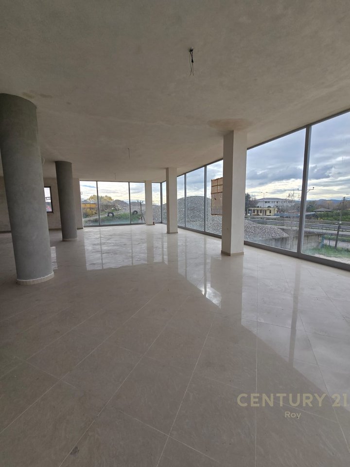 KAPANON EKSKLUZIV NË DALJE TË KAVAJËS – POZICION STRATEGJIK BUZË RRUGËS!