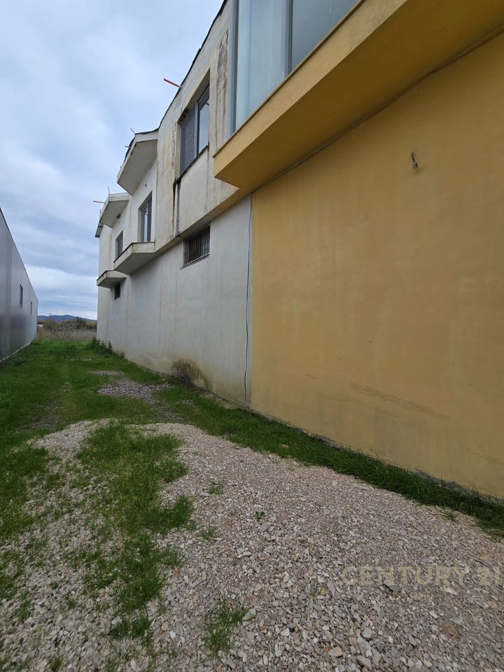 KAPANON EKSKLUZIV NË DALJE TË KAVAJËS – POZICION STRATEGJIK BUZË RRUGËS!