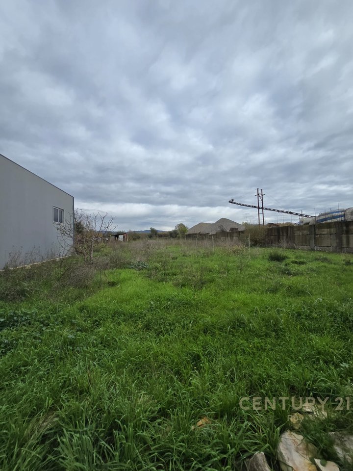 KAPANON EKSKLUZIV NË DALJE TË KAVAJËS – POZICION STRATEGJIK BUZË RRUGËS!