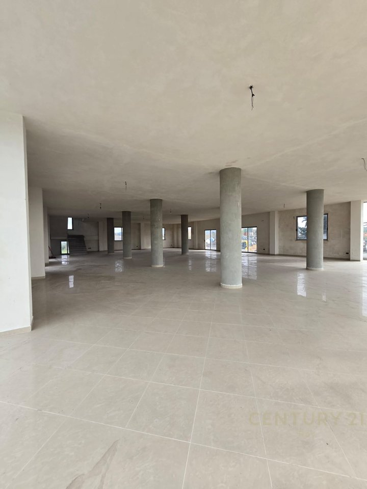 KAPANON EKSKLUZIV NË DALJE TË KAVAJËS – POZICION STRATEGJIK BUZË RRUGËS!