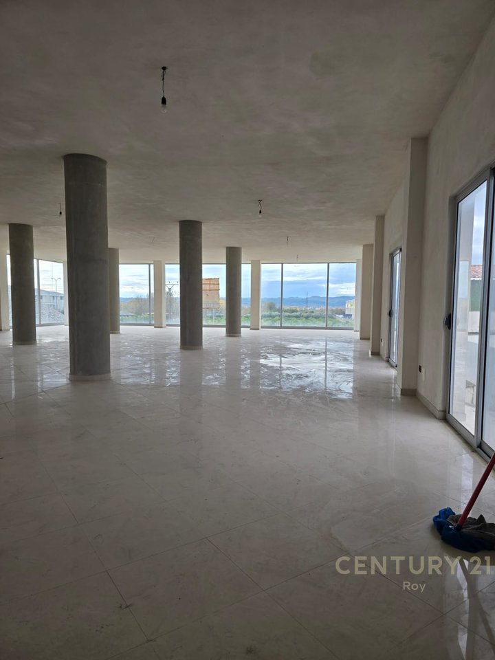 KAPANON EKSKLUZIV NË DALJE TË KAVAJËS – POZICION STRATEGJIK BUZË RRUGËS!