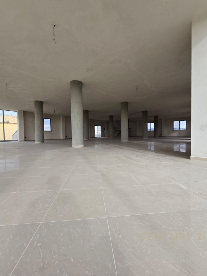 KAPANON EKSKLUZIV NË DALJE TË KAVAJËS – POZICION STRATEGJIK BUZË RRUGËS!