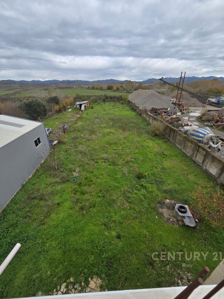 KAPANON EKSKLUZIV NË DALJE TË KAVAJËS – POZICION STRATEGJIK BUZË RRUGËS!