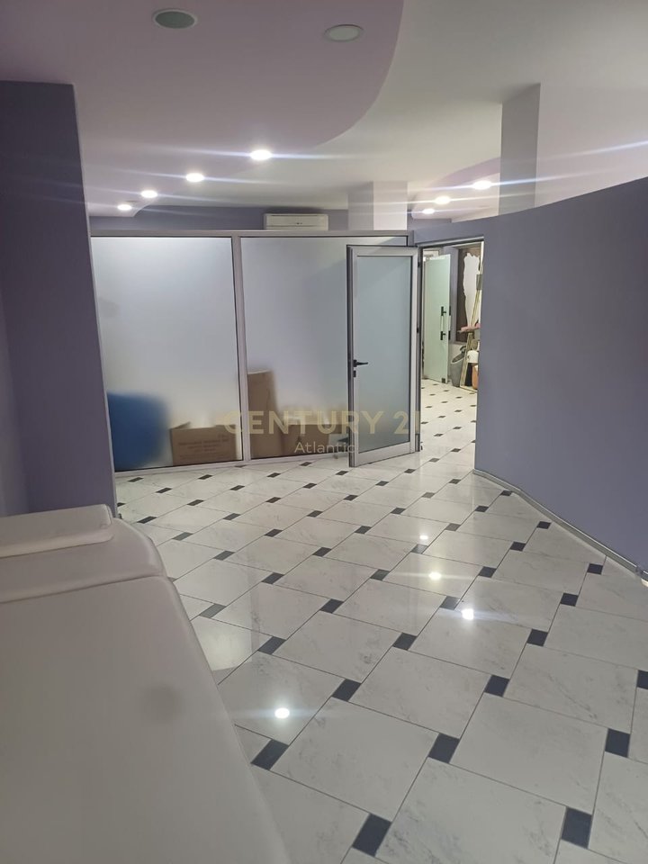 Shitet Ambient Biznesi – Rruga Aleksandër Goga, pranë Muzeumit, Durrës