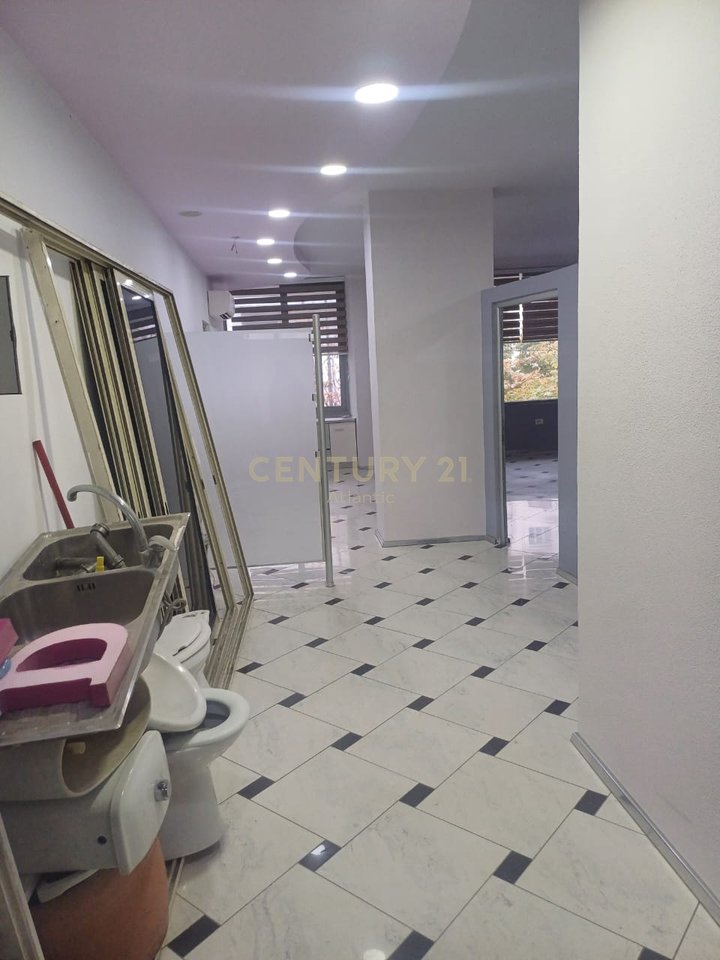 Shitet Ambient Biznesi – Rruga Aleksandër Goga, pranë Muzeumit, Durrës