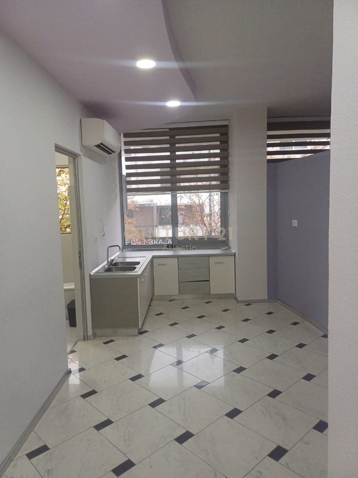 Shitet Ambient Biznesi – Rruga Aleksandër Goga, pranë Muzeumit, Durrës