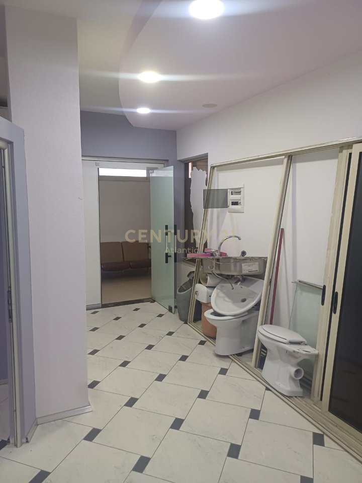 Shitet Ambient Biznesi – Rruga Aleksandër Goga, pranë Muzeumit, Durrës