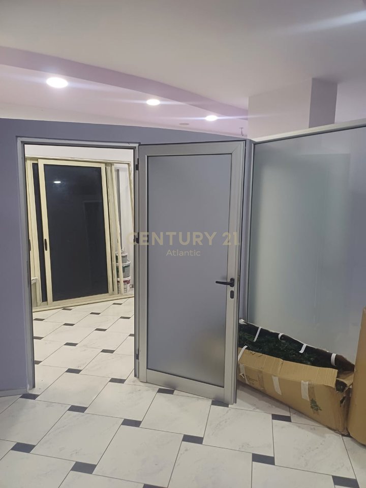 Shitet Ambient Biznesi – Rruga Aleksandër Goga, pranë Muzeumit, Durrës