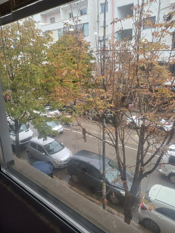 Shitet Ambient Biznesi – Rruga Aleksandër Goga, pranë Muzeumit, Durrës