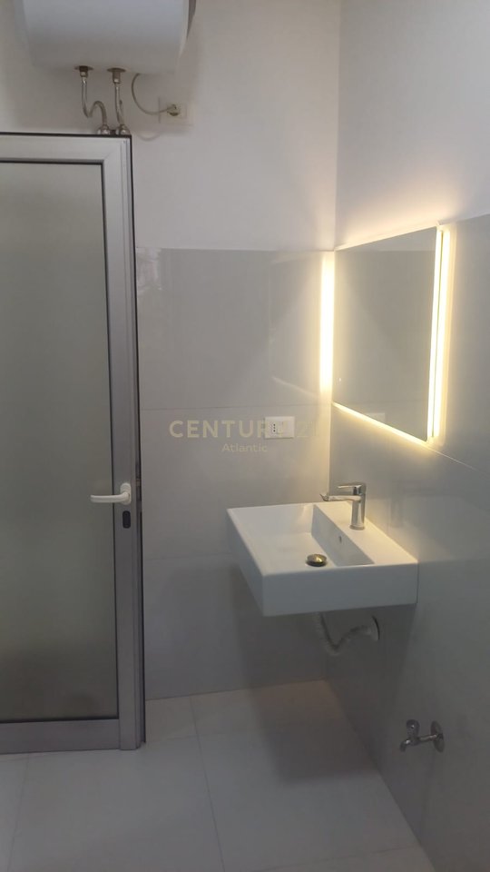 Shitet Ambient Biznesi – Rruga Aleksandër Goga, pranë Muzeumit, Durrës