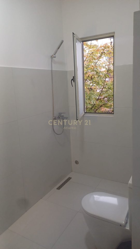 Shitet Ambient Biznesi – Rruga Aleksandër Goga, pranë Muzeumit, Durrës