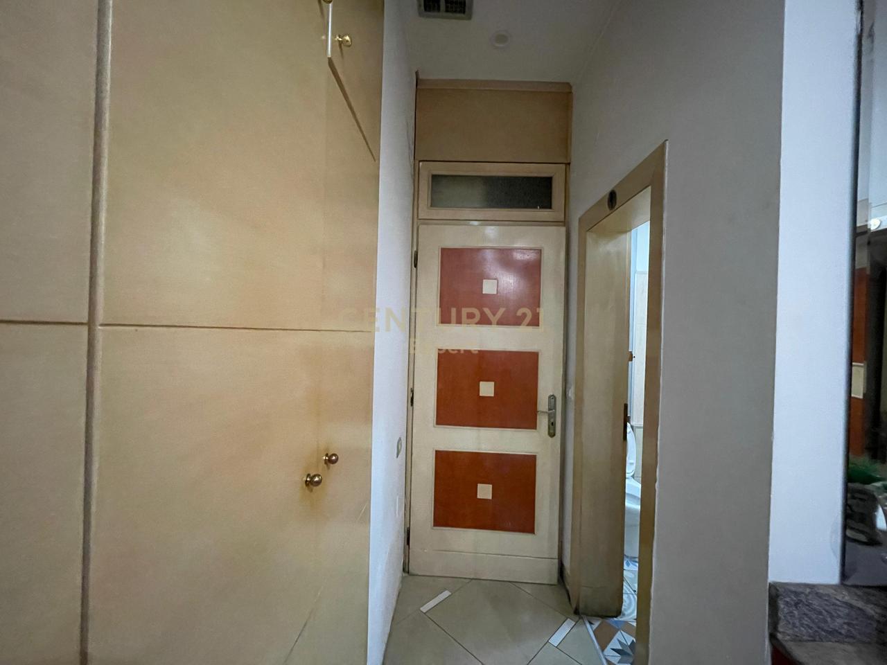 AMBIENT KOMERCIAL PER QIRA NE RRUGEN E KAVAJES !