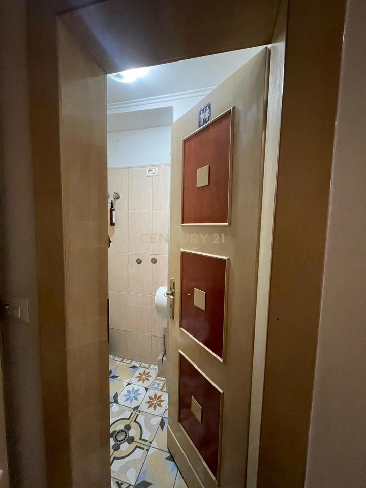 AMBIENT KOMERCIAL PER QIRA NE RRUGEN E KAVAJES !