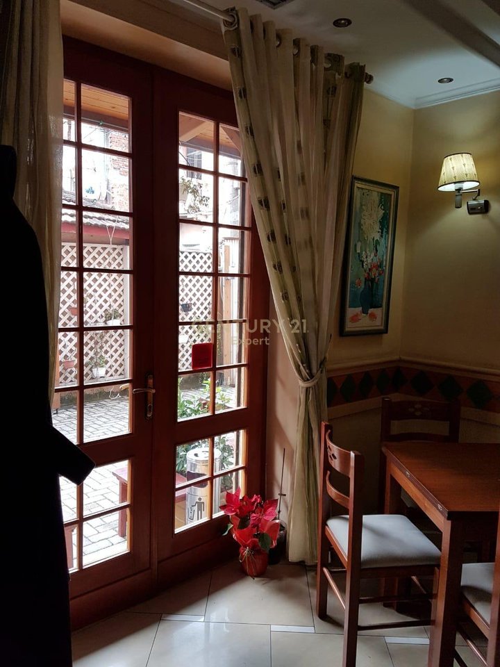 AMBIENT KOMERCIAL PER QIRA NE RRUGEN E KAVAJES !