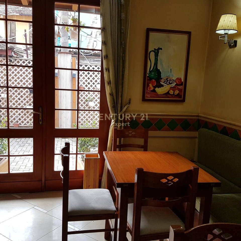 AMBIENT KOMERCIAL PER QIRA NE RRUGEN E KAVAJES !