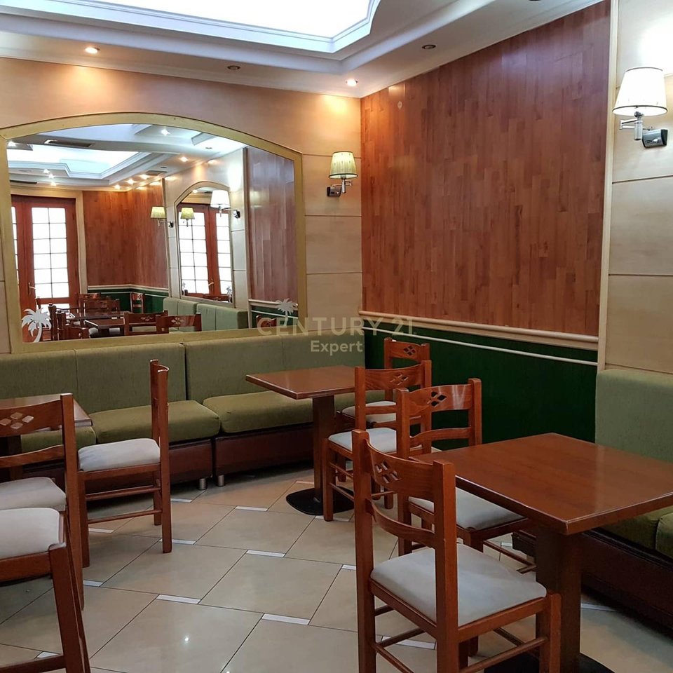 AMBIENT KOMERCIAL PER QIRA NE RRUGEN E KAVAJES !