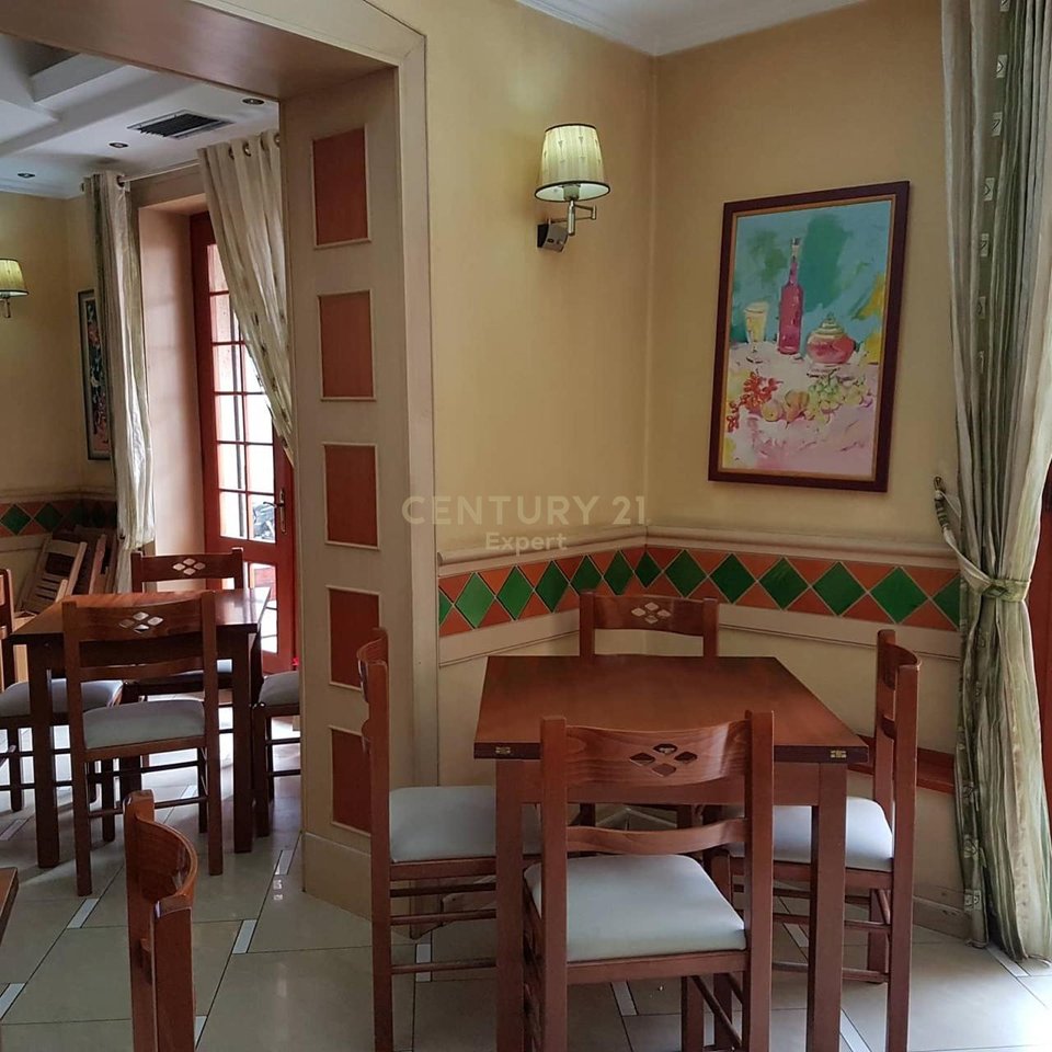 AMBIENT KOMERCIAL PER QIRA NE RRUGEN E KAVAJES !