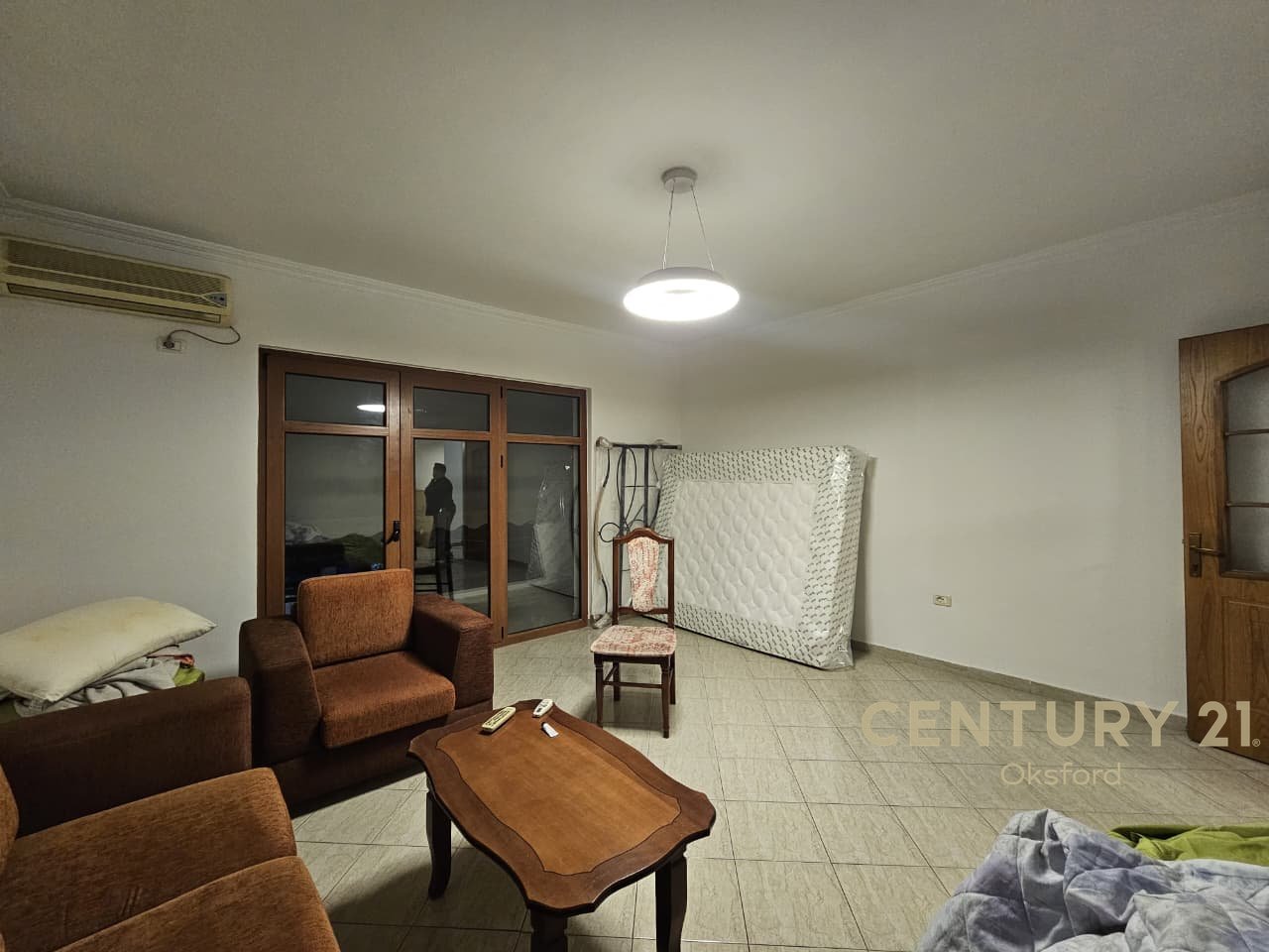 SHITET APARTAMENT 2+1 ME KUZHIN TE VECUAR TE SHKOLLA E KUQE