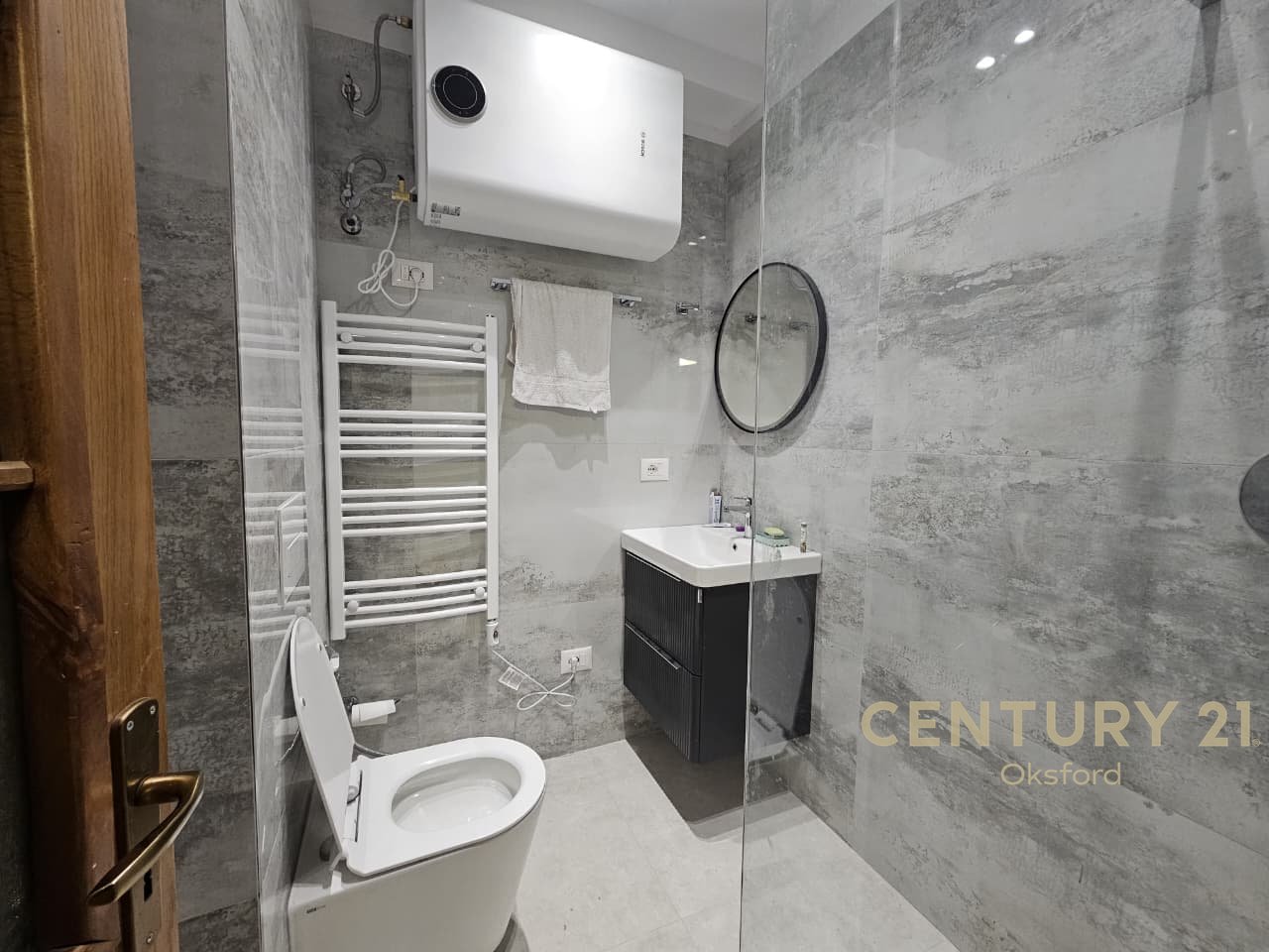 SHITET APARTAMENT 2+1 ME KUZHIN TE VECUAR TE SHKOLLA E KUQE