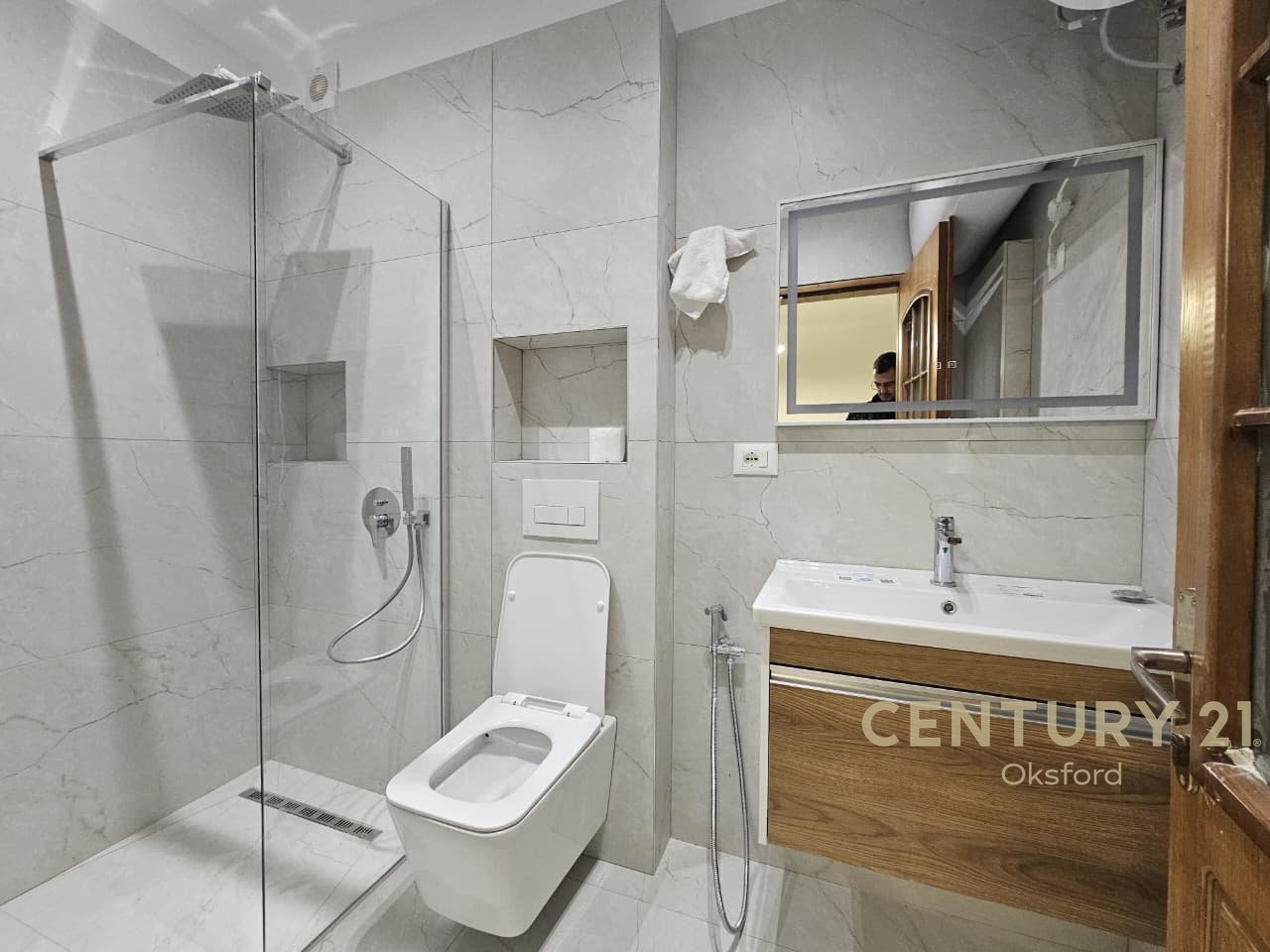 SHITET APARTAMENT 2+1 ME KUZHIN TE VECUAR TE SHKOLLA E KUQE