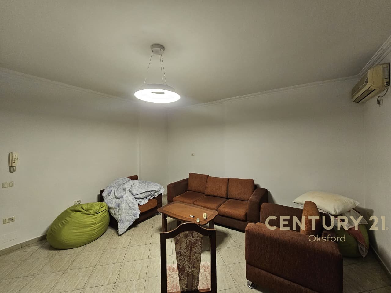 SHITET APARTAMENT 2+1 ME KUZHIN TE VECUAR TE SHKOLLA E KUQE